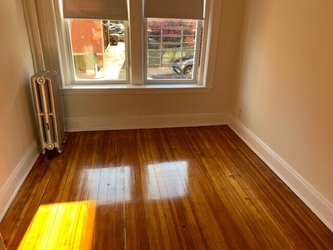 Foto del edificio - Nicely renovated 3 bed in Brighton near the Green Line.