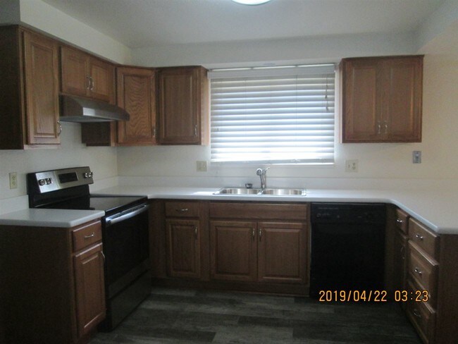 Building Photo - 1250 E Huffaker Ln