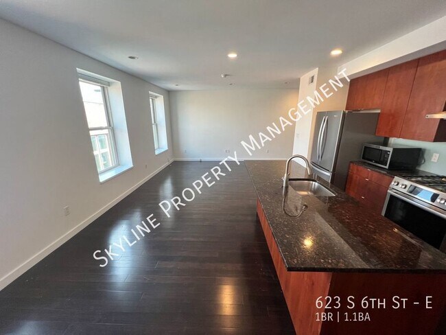 Building Photo - Gorgeous 1 Bedroom Condo For Rent in Queen...