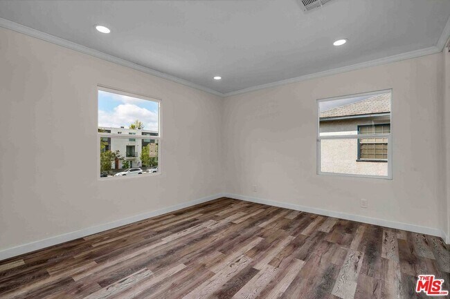 Foto del edificio - 11575 Riverside Dr