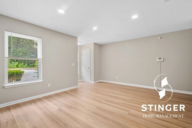 Building Photo - 2 Bedroom / 2 Bath Unit For Rent In Beaufort
