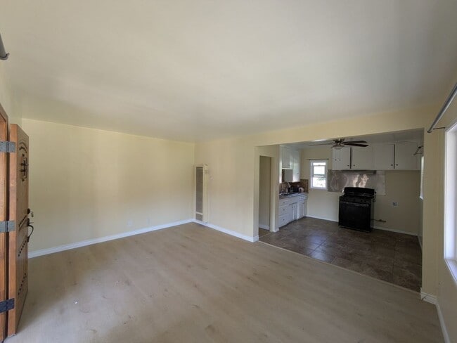 Building Photo - 1437 E Maple St