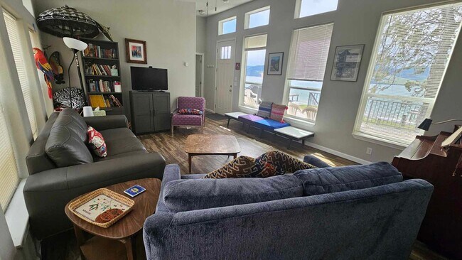 Foto del edificio - Haakenson - Fully Furnished Lake House with Dock Only available Oct 15th, 2026 until May 15th, 2027