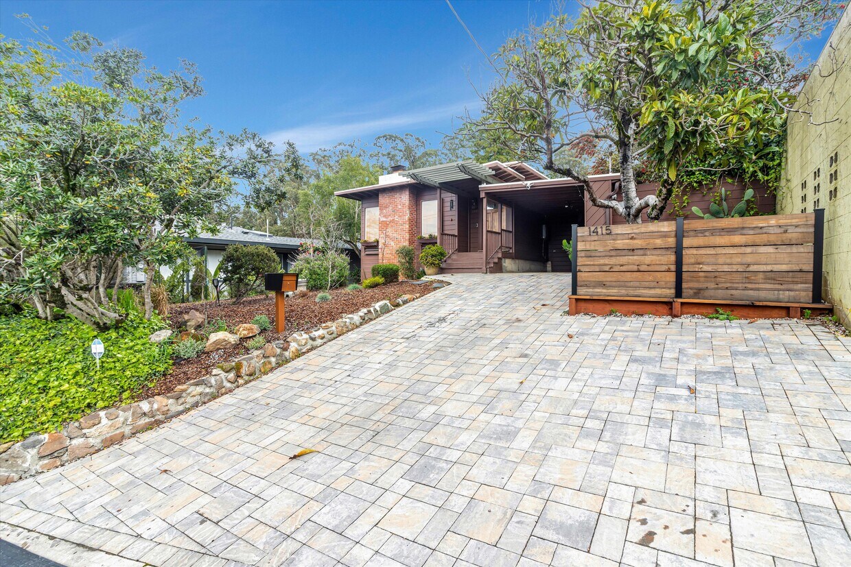 Primary Photo - 1415 Campus Dr