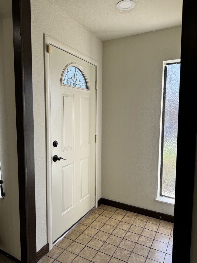Building Photo - 10854 Paiute Way
