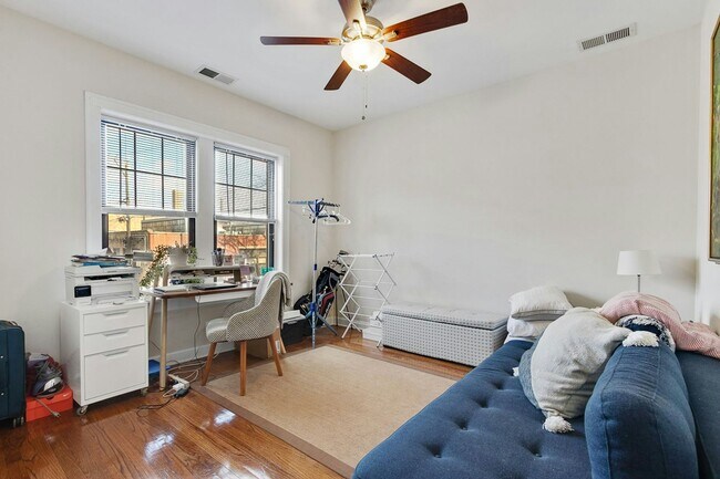 Foto del edificio - 1821.5 W Leland Ave