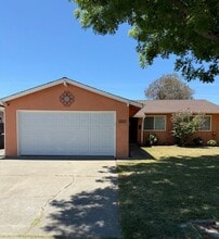 Building Photo - 2041 Robin Dr