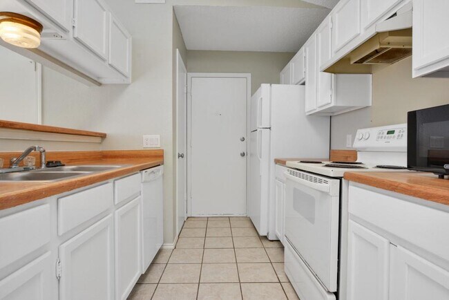 Foto del edificio - 9101 Japonica Ct