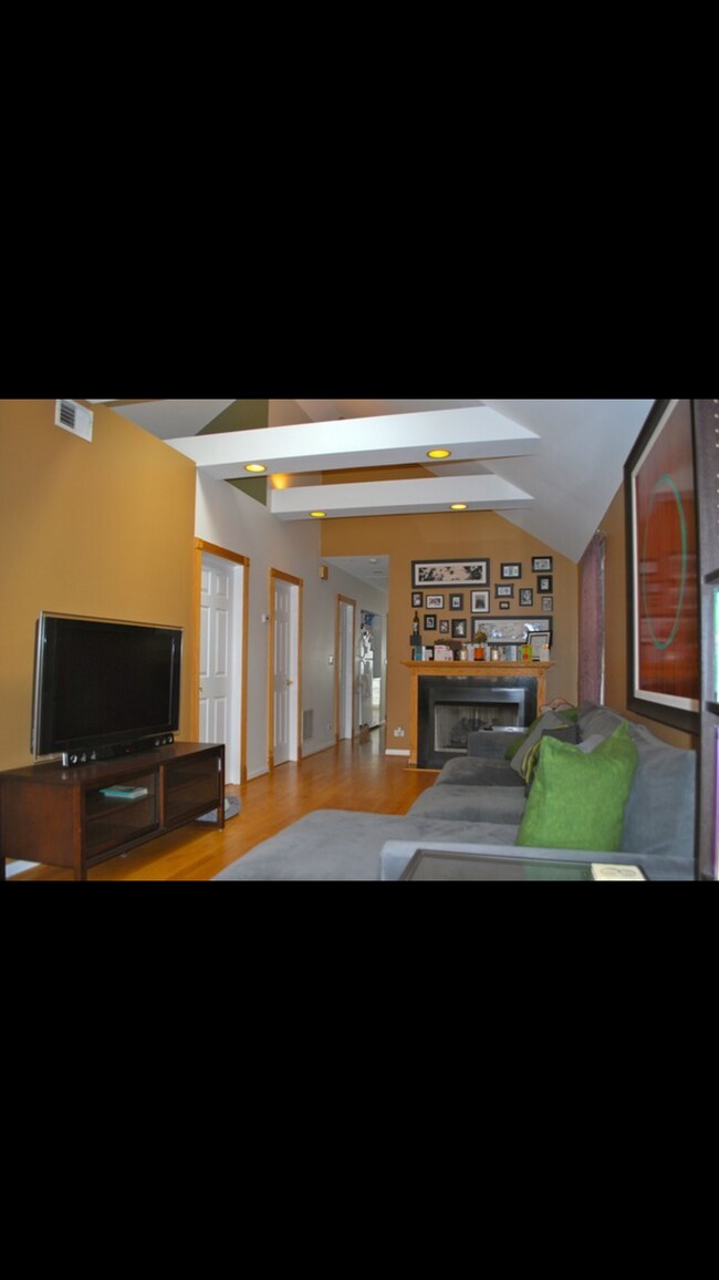 Building Photo - 2417 N Greenview Ave