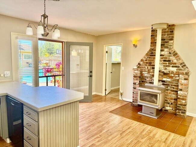 Building Photo - Charming 2 bed, 1 bath Edmonds Apartment H...