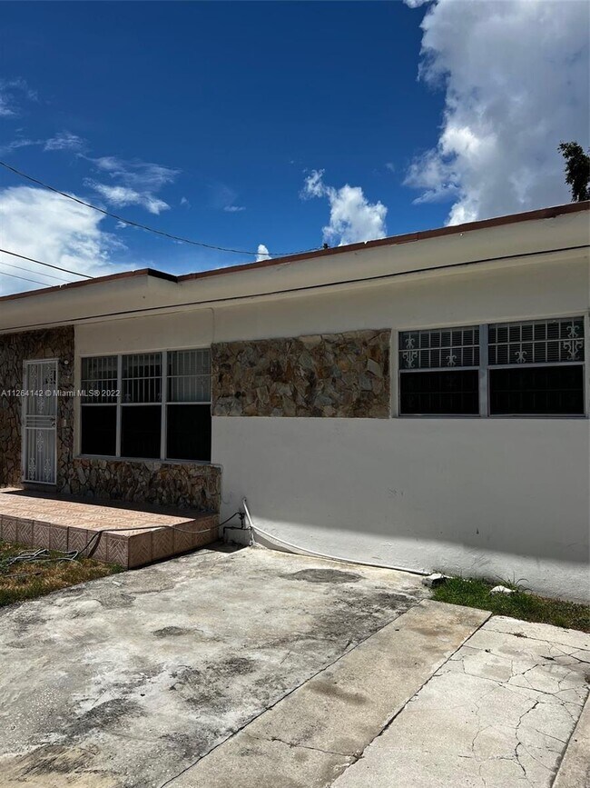 Foto del edificio - 2727 SW 24th St