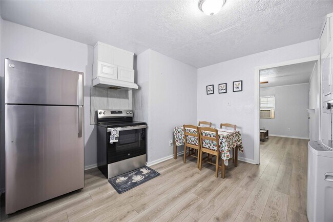 Foto del edificio - 6734 Burkett St.