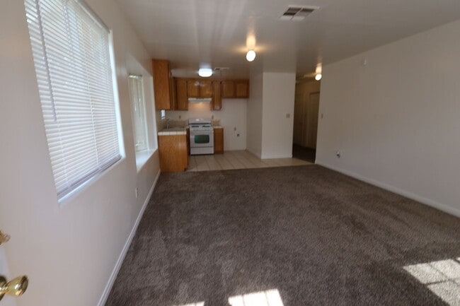 Foto del edificio - Spacious 3-Bedroom Duplex with Private Patio – North Bakersfield