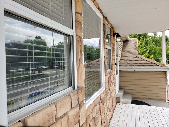 Building Photo - 940 W Red Oaks Dr