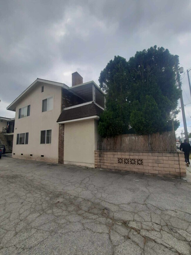 Foto del edificio - 5726 Laurel Canyon Blvd