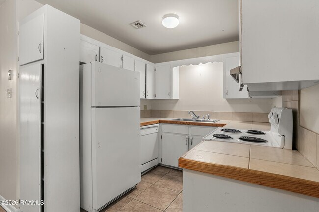 Foto del edificio - 115 Woodworth Ln