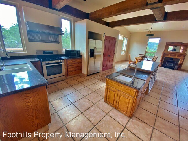 Building Photo - 123 Devils Kitchen Dr