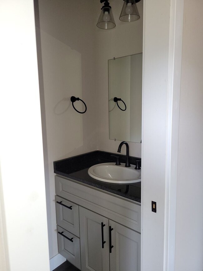 Foto del edificio - Modern 3 bedroom townhouse