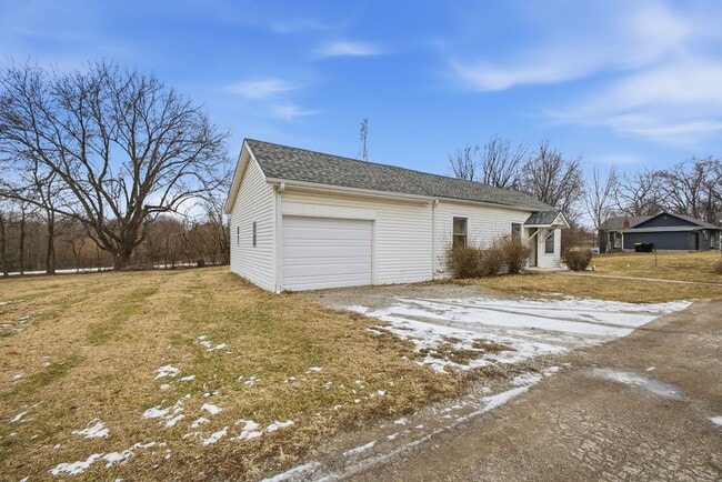Building Photo - Remodeled 2 bedroom home with attached garage in charming Savannah