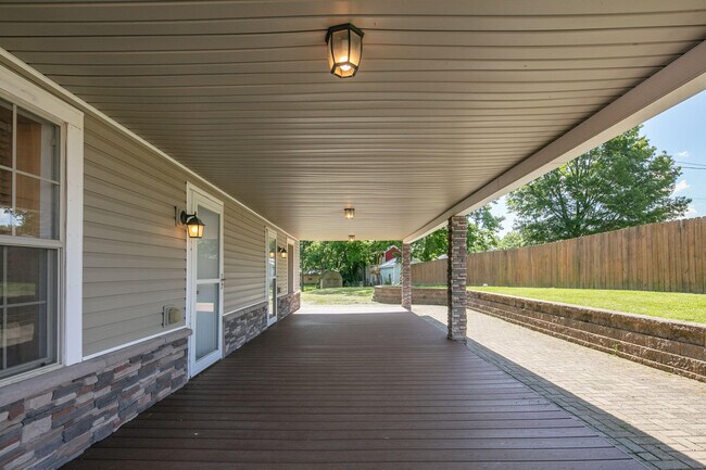 Building Photo - 314 Russell Cave Rd