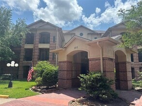 Building Photo - 2815 Kings Crossing Dr