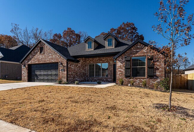 Building Photo - Four Bedroom Home In Fayetteville!!