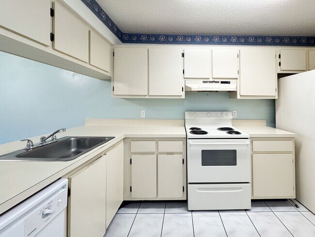 Building Photo - Spacious 1 bedroom 1 bathroom in DelRey Community!