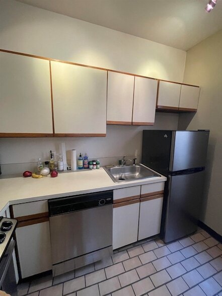 Building Photo - 711 Willow Ave