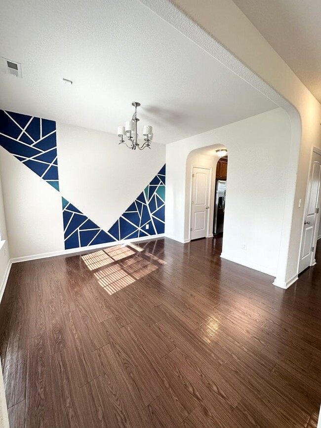 Building Photo - Spacious 4 Bedroom Updated Home in Wilmund Place