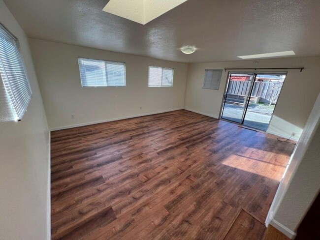 Foto del edificio - Nor Cal Realty Inc, - 2 BD 2 BTH Single fa...