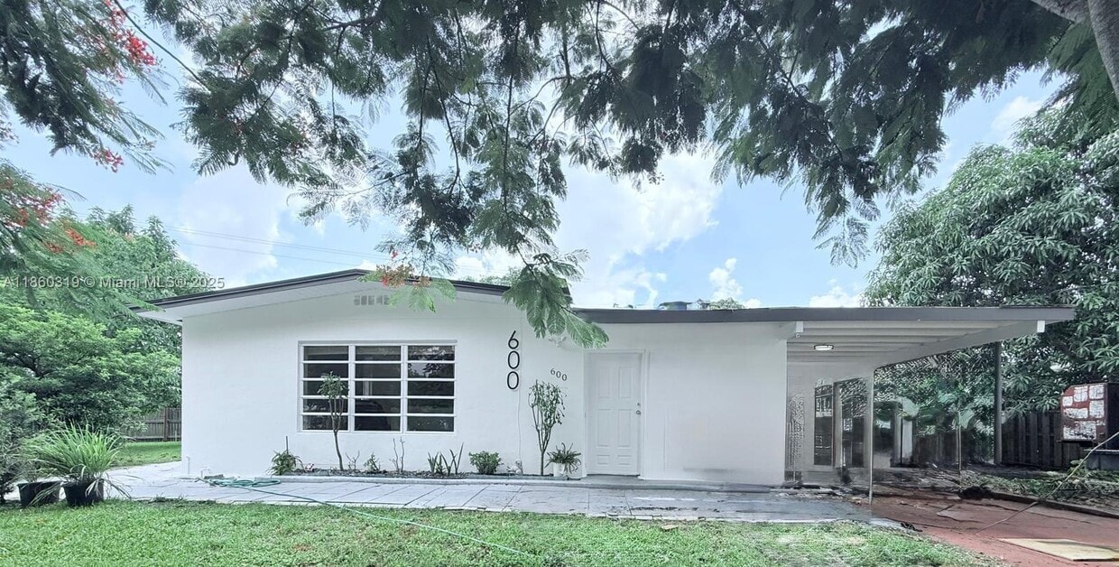 Primary Photo - 600 NE 44th St