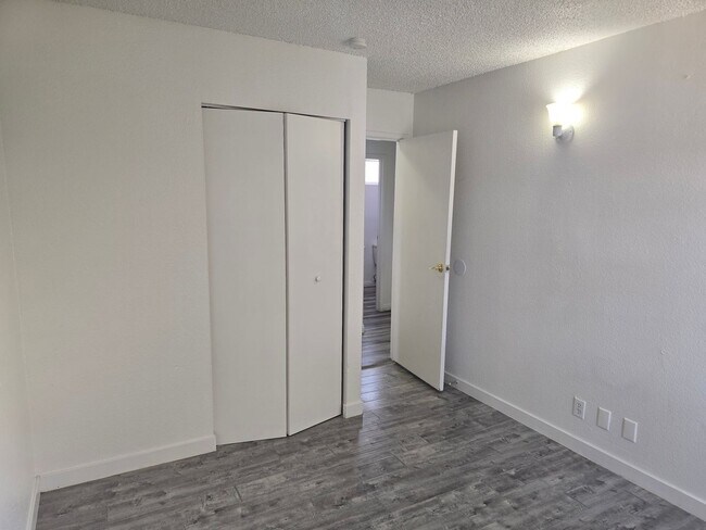 Foto del edificio - 1724 Breckenwood Ct