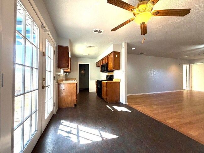 Foto del edificio - "Charming 3-Bed with 2 Full Baths in Lubbo...