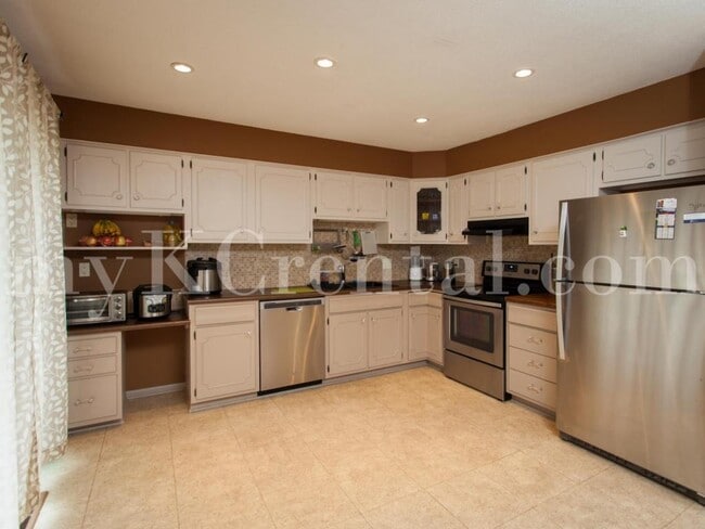 Building Photo - 9619 Outlook Dr