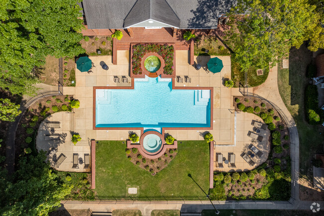 Piscina con estilo de centro turístico - Willows Apartments