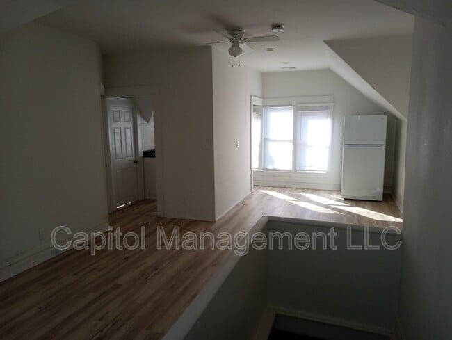 Photo - 323 W Saginaw St Apartment