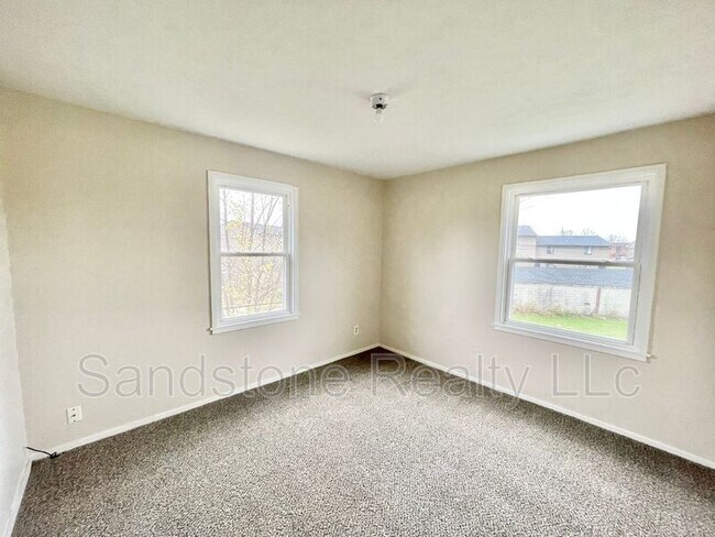 Building Photo - 952-952 N Central Dr