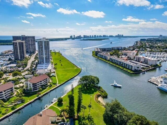 Foto del edificio - 124 Lakeshore Dr