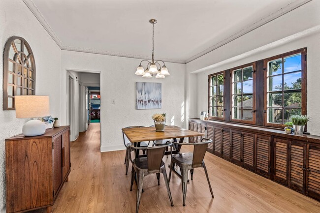Building Photo - Stunning 2BED/1BATH Colonial Style Lower