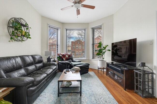 Foto del edificio - 1657 N Bell Ave