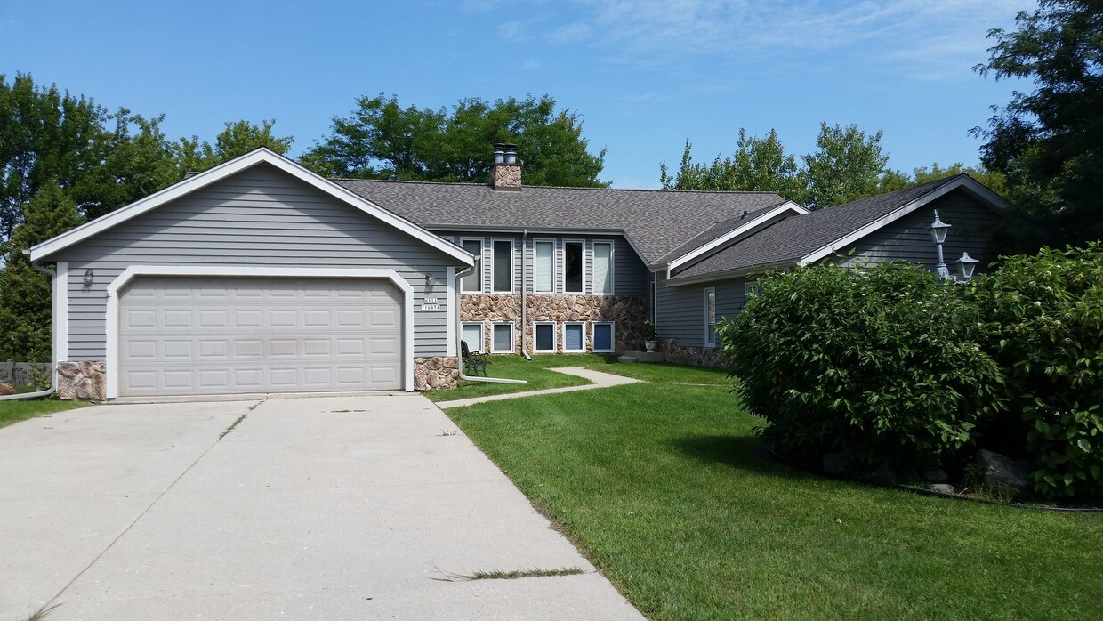 16454 Esquire Ct, Germantown, WI 53022 Condo for Rent in Germantown