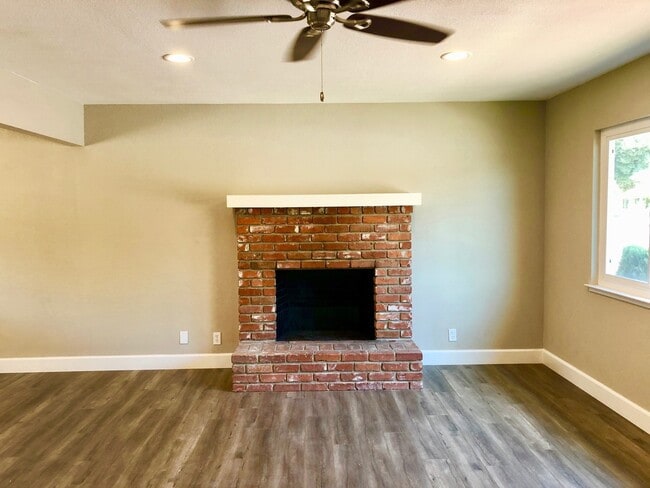 Building Photo - $1,895 Fowler & Shields 3 Bedroom Home - N...