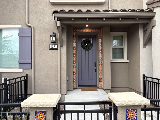 Building Photo - Modern 3BR/3BA Townhome in Prime Mountain View Location