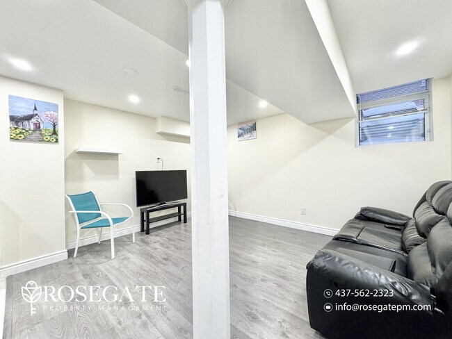 Photo du bâtiment - Bright 2-Bedroom Basement Apartment with Parking in Ajax