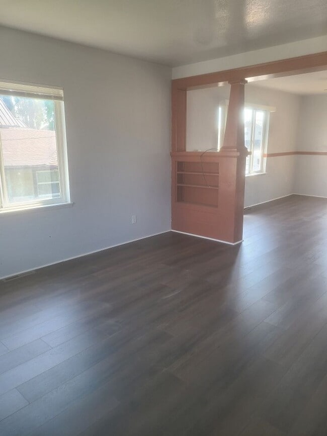 Foto del edificio - 1415 W Second St