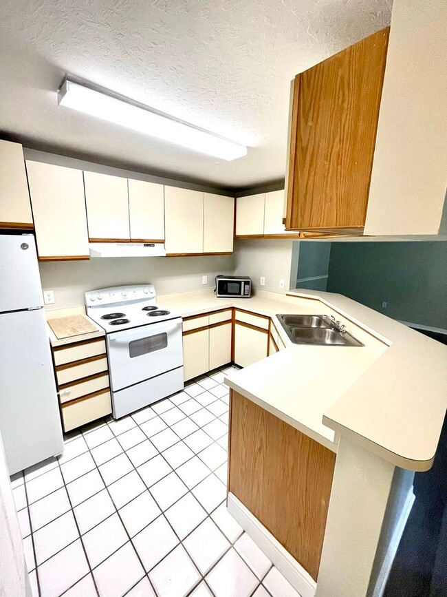 Building Photo - Beautiful Remodeled Condo for Rent