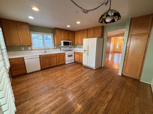 Foto del edificio - Charming one story home in Mission Village Gated Community