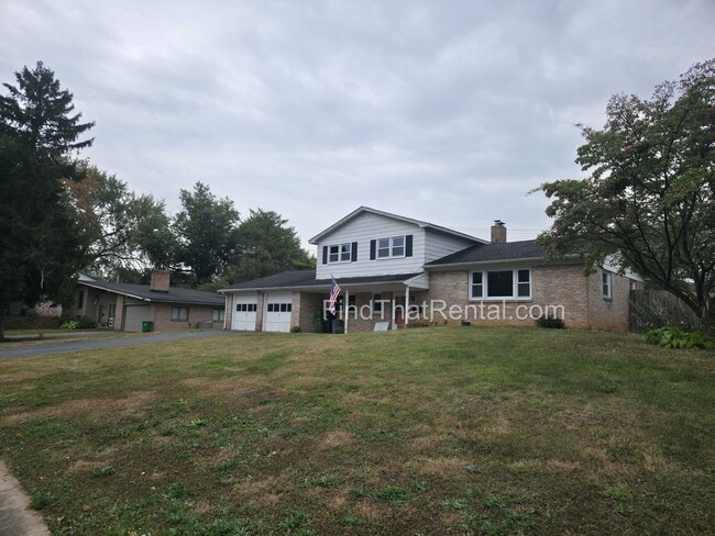 Building Photo - Available Immediately! Pet friendly, 2 car...