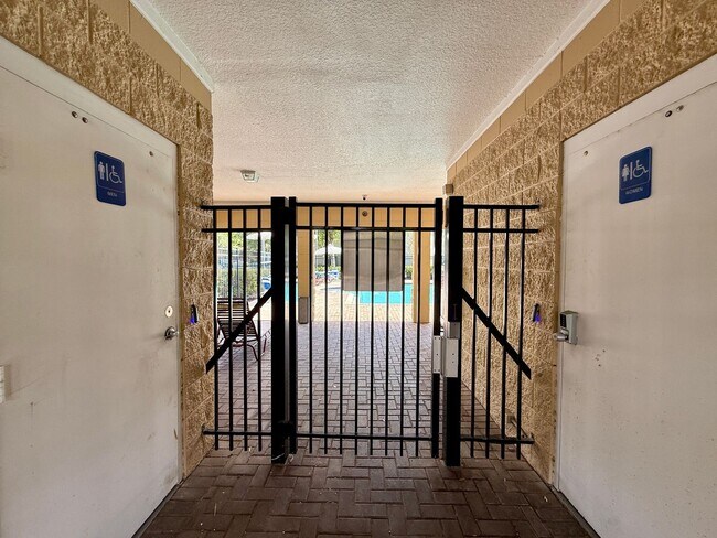 Building Photo - Bottom-Level 2 bedroom, 2 bath Bliss with ...