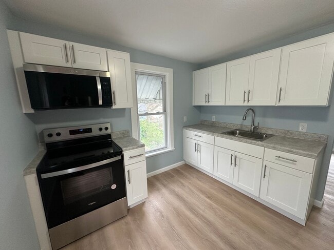 Foto del edificio - CHARMING, 1 BEDROOM UPPPER LEVEL DUPLEX